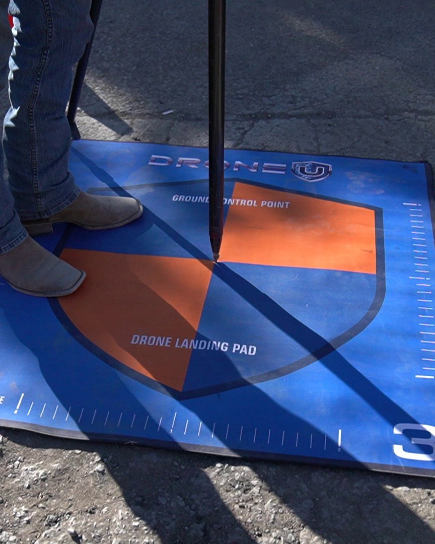 Drone landing pad with rod